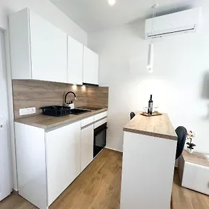 Ana, Apartment